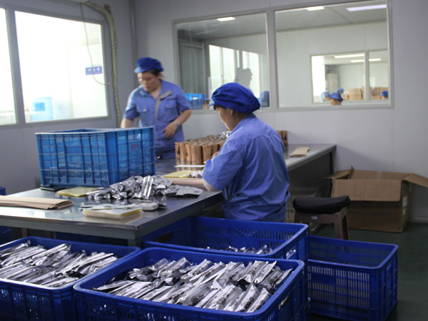自己做膏藥生產(chǎn)商自己建廠合適還是找代加工廠家合作貼牌？